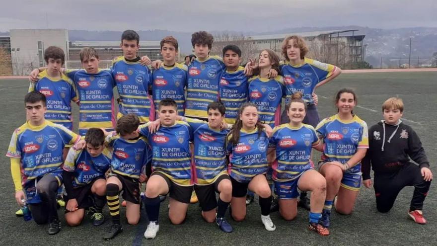 Equipo M16, con varios jugadores del Coreti Rugby Lalín, junto a los de Rugby Ourense y Valentes. |