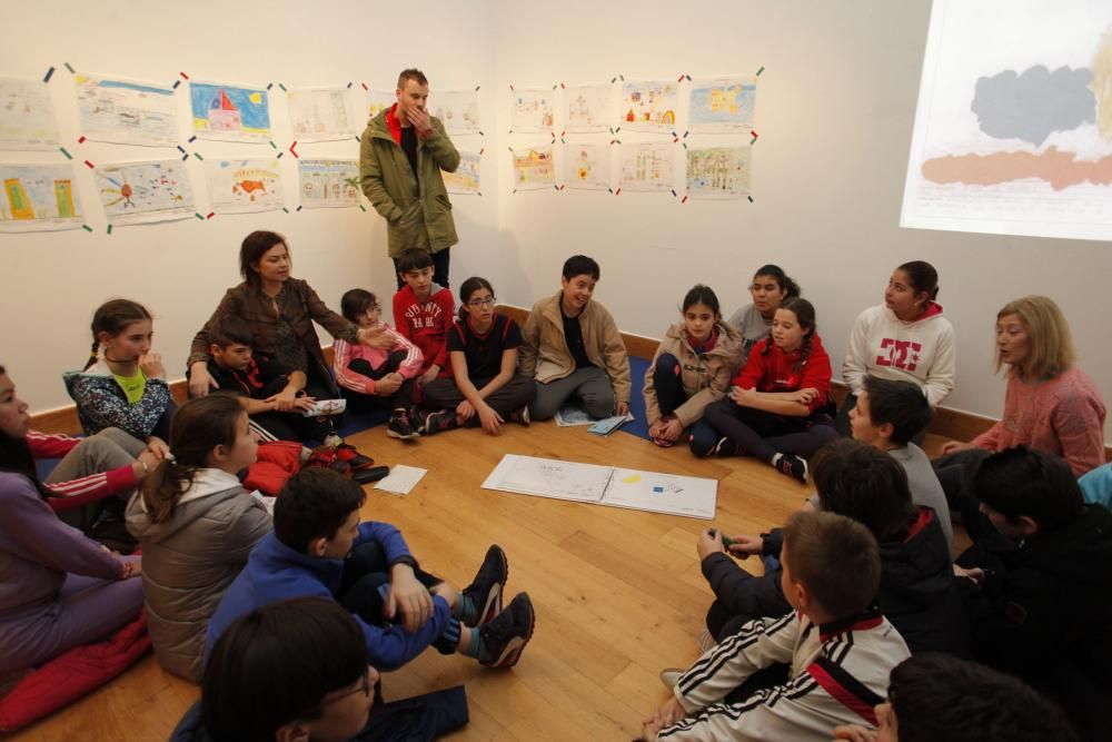 Presentación de la exposición de dibujos del proyecto "Creando talento innovador", con la concejala Montserrat López en el Antiguo Instituto