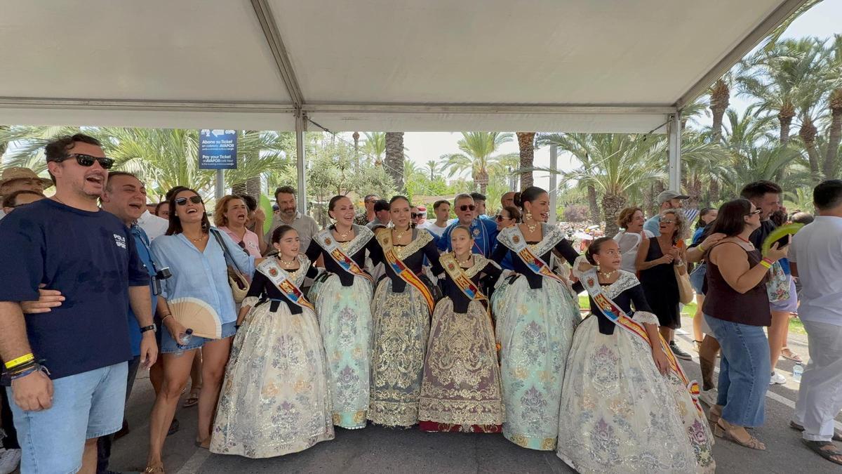Las reinas y damas de las Fiestas de Elche entonan el Aromas Ilicitanos tras la mascletá