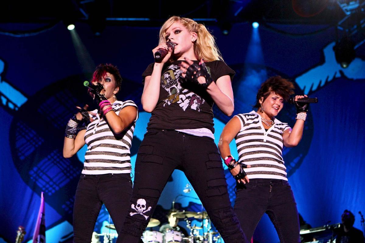 STR001 KUALA LUMPUR (MALASIA), 29/8/08.- Fotografía cedida de la cantante Avril Lavigne durante su actuación en Kuala Lumpur, Malasia, hoy viernes 29 de agosto. Se trata del primer concierto de la artista canadiense en el país, que en un primer momento fue cancelado por las autoridades por considerar su espectáculo "inadecuado para los malasios". El Gobierno, que había accedido a cancelar el espectáculo, se retractó la semana pasada y Lavigne actuó hoy en Kuala Lumpur. El estado malasio de Kedah, situado en el noroeste del país y controlado por el Partido Islámico (PAS), anunciaba hoy su intención de prohibir todos los conciertos de rock, pop, reggae y dangdut (género popular indonesio) por considerarlos una mala influencia para la juventud. EFE/Imagen cedida/NO VENTAS NO ARCHIVO. HANDOUT NO SALES NO ARCHIVES