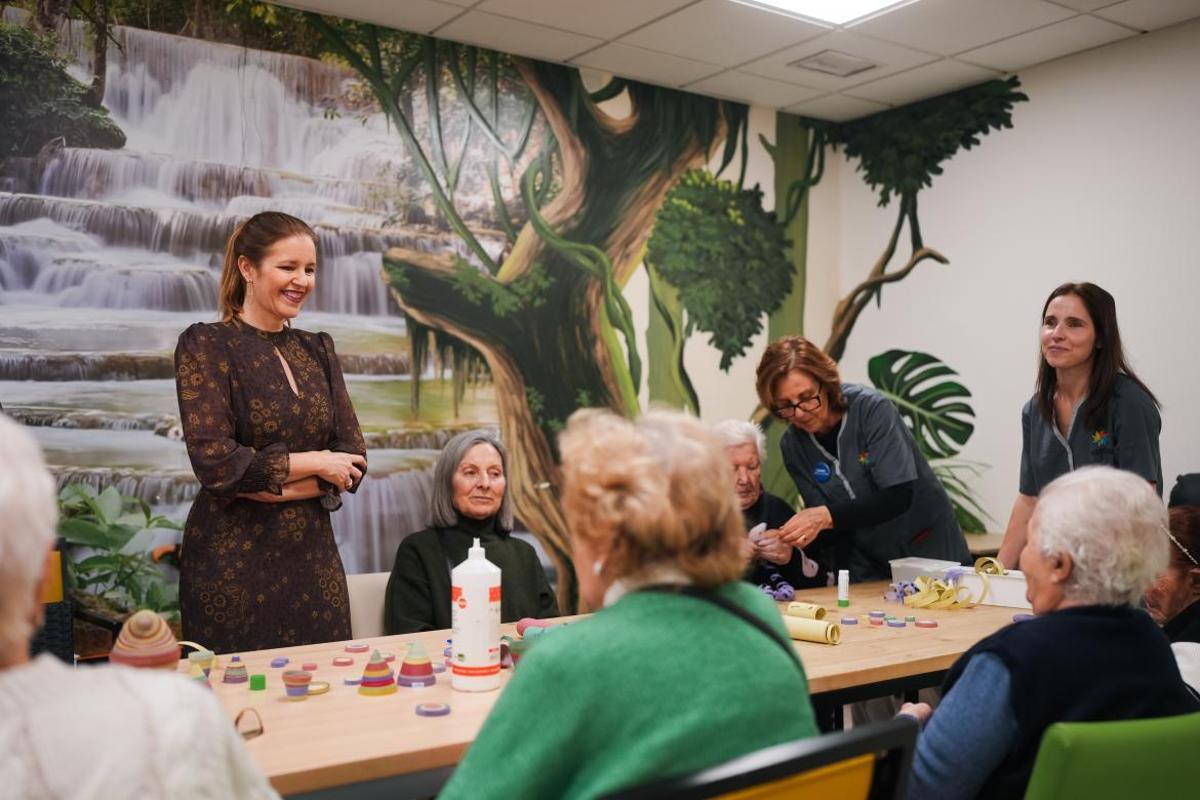 La Comunidad de Madrid fomenta el conocimiento y el envejecimiento activo en los centros de mayores con el programa Ciencia en Residencia.