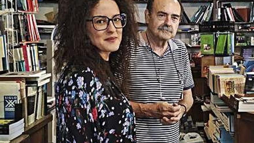 Judith Pino y Luis González ayer en el interior de Semuret.