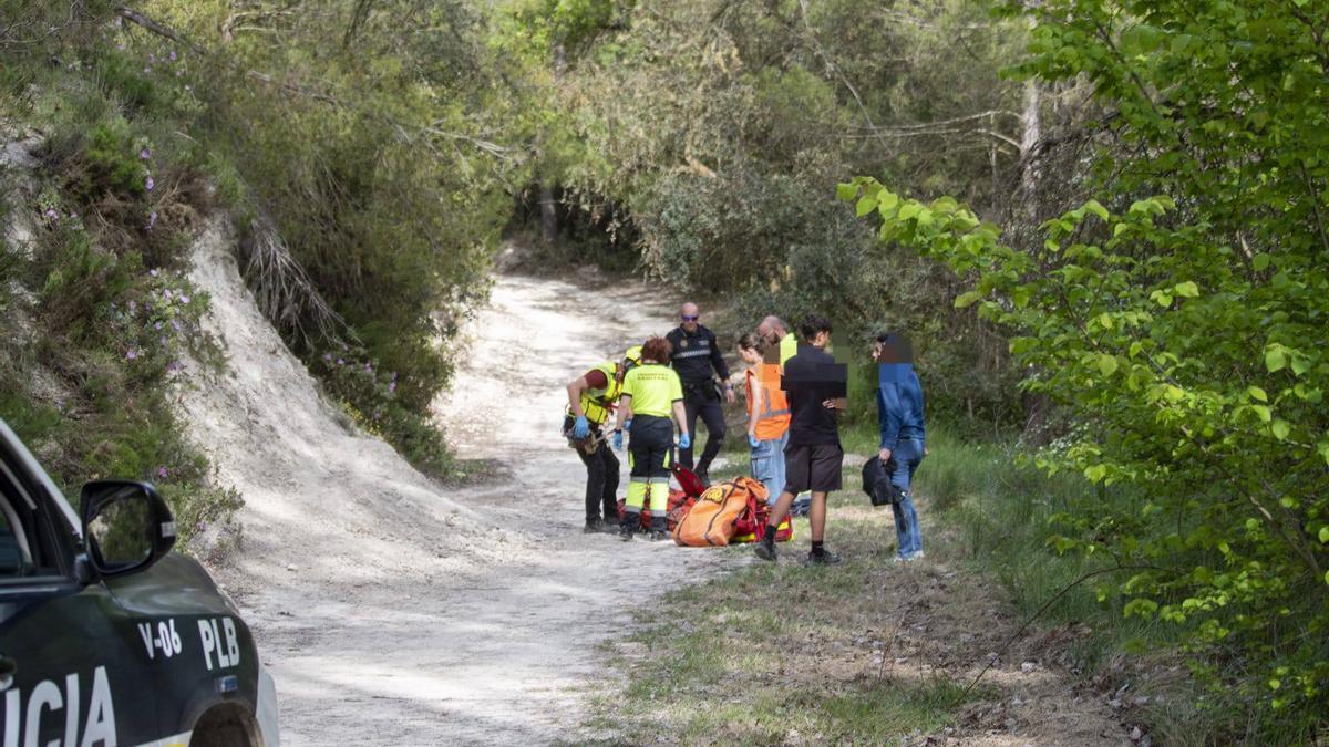 Agentes y profesionales sanitarios, durante un reciente rescate de un cicilista accidentado en Bocairent.