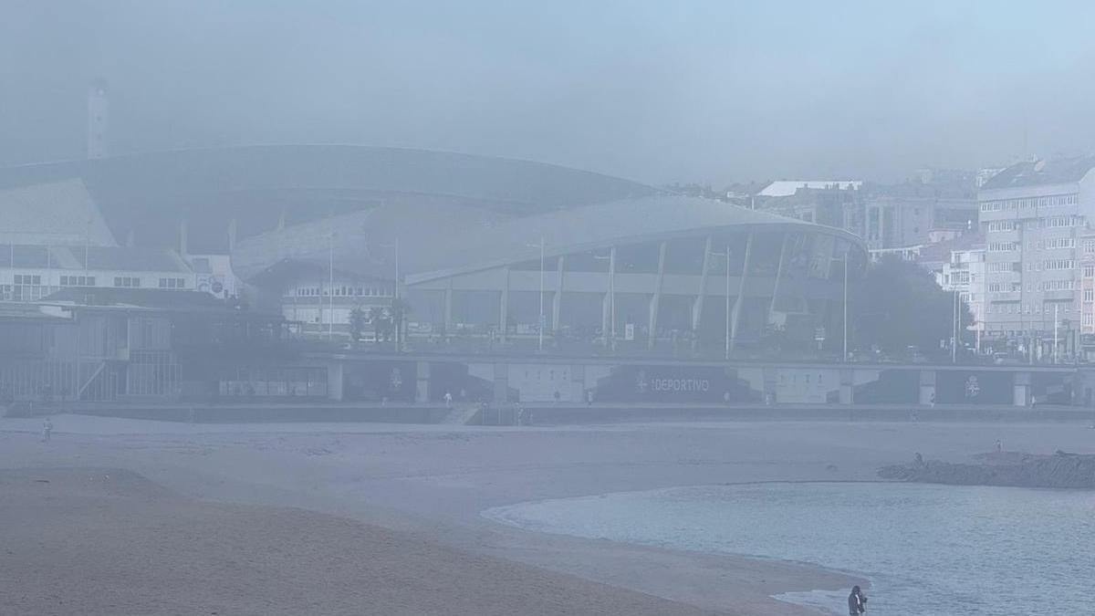 A Coruña amanece cubierta por un manto de niebla