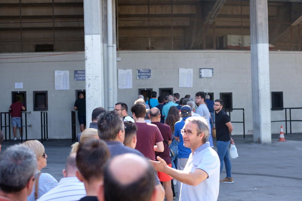 Colas en el Rico Pérez para comprar las entradas del Hércules- Ponferradina