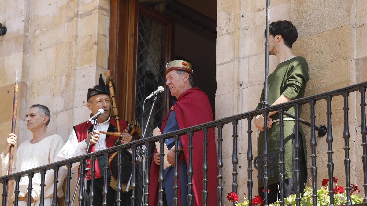 Alfonso II, interpretado por Ramón Langa, se dirige al público desde el balcón del Ayuntamiento, acompañado por el gaitero Vicente Prado, «El Pravianu».