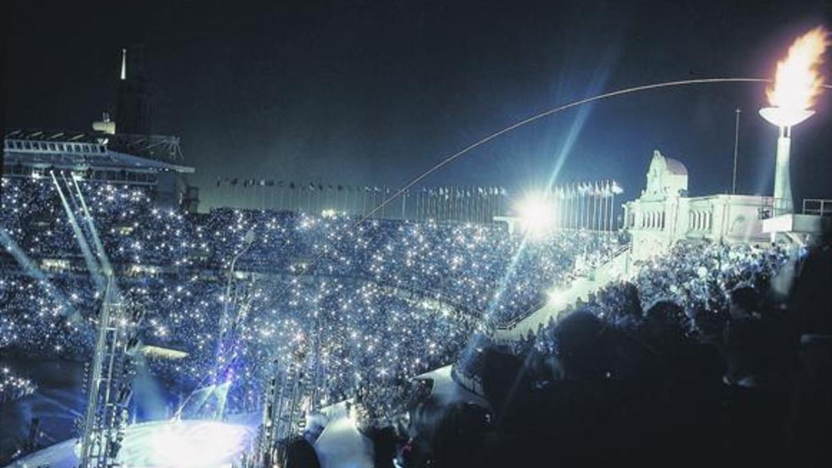 La flecha flamígera disparada por el arquero Rebollo sobrevuela el pebetero del estadio en el momento de su encendido, la noche del 25 de julio de 1992.