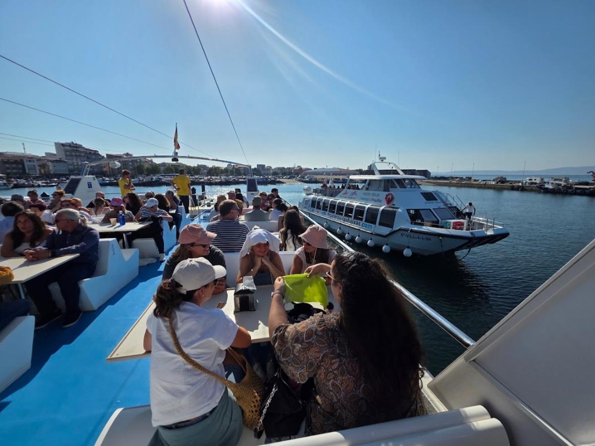 La actividad es intensa en la calles de O Grove, su puerto y sus barcos de pasaje.