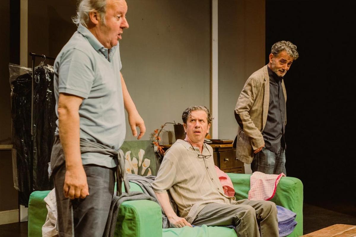 Jesús Cisneros, Antonio Vico i Josu Ormaetxe acompanyen sobre l'escenari al reconegut Gabino Diego.
