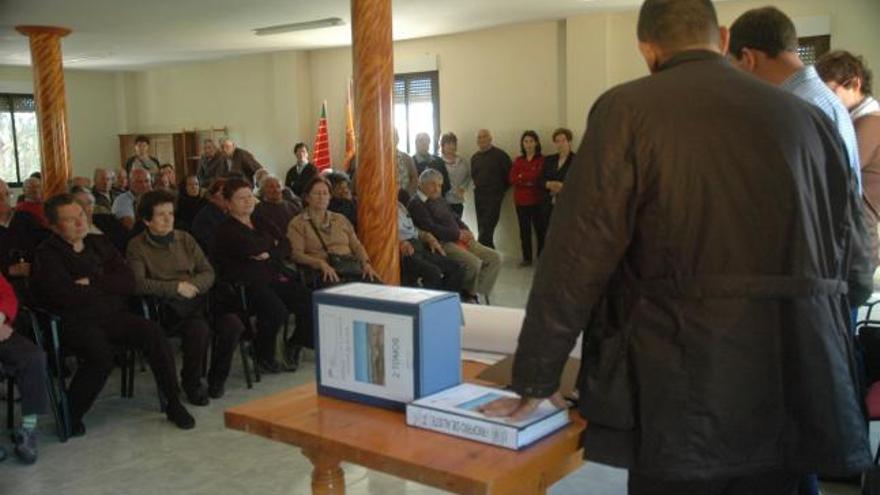 Los vecinos, en una de las últimas reuniones celebradas con los técnicos.