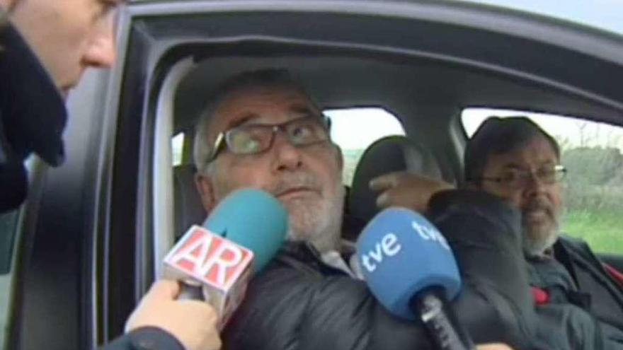 Oubiña hizo unas breves declaraciones sin bajarse del coche que conducía el capellán.