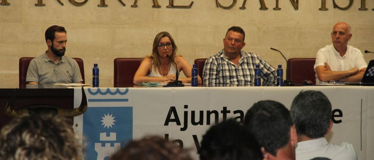 La veterinaria Paula Martínez, junto a Germán Vidal, Miguel A. Navarrete y Javier Belenguer, durante su intervención.