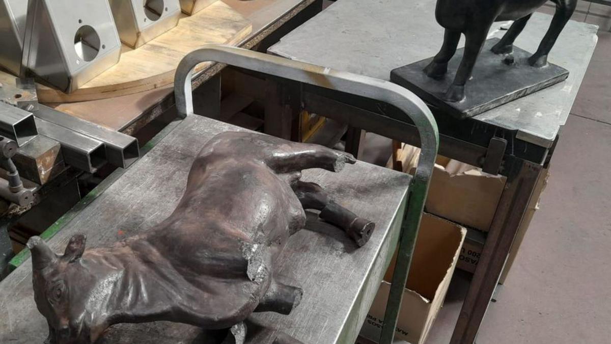Escultura dañada del Torico y la réplica en 3D usada para su restauración. | AYUNTAMIENTO DE TERUEL
