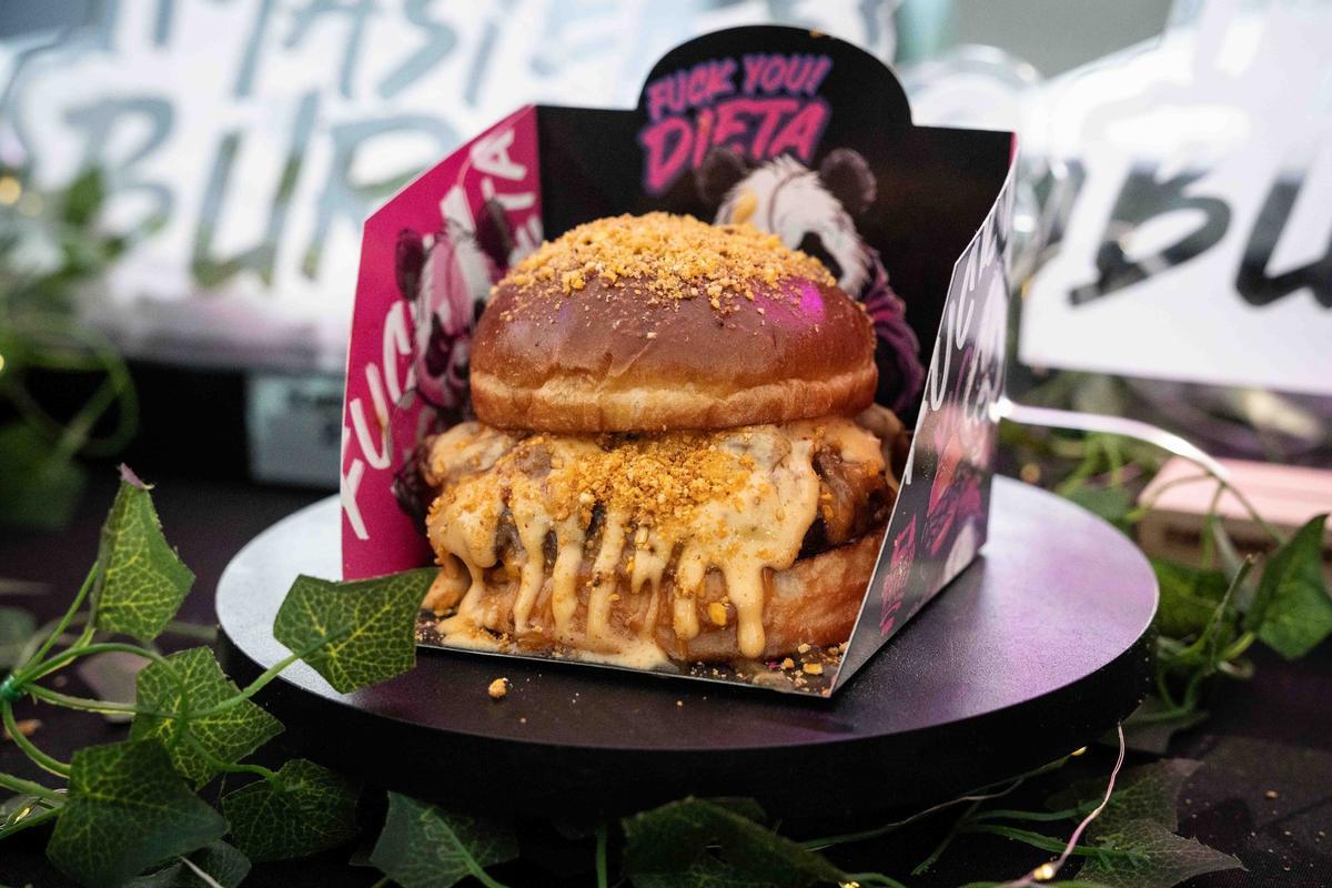 Hamburguesas y ambientazo a los pies del acueducto de los Milagros.