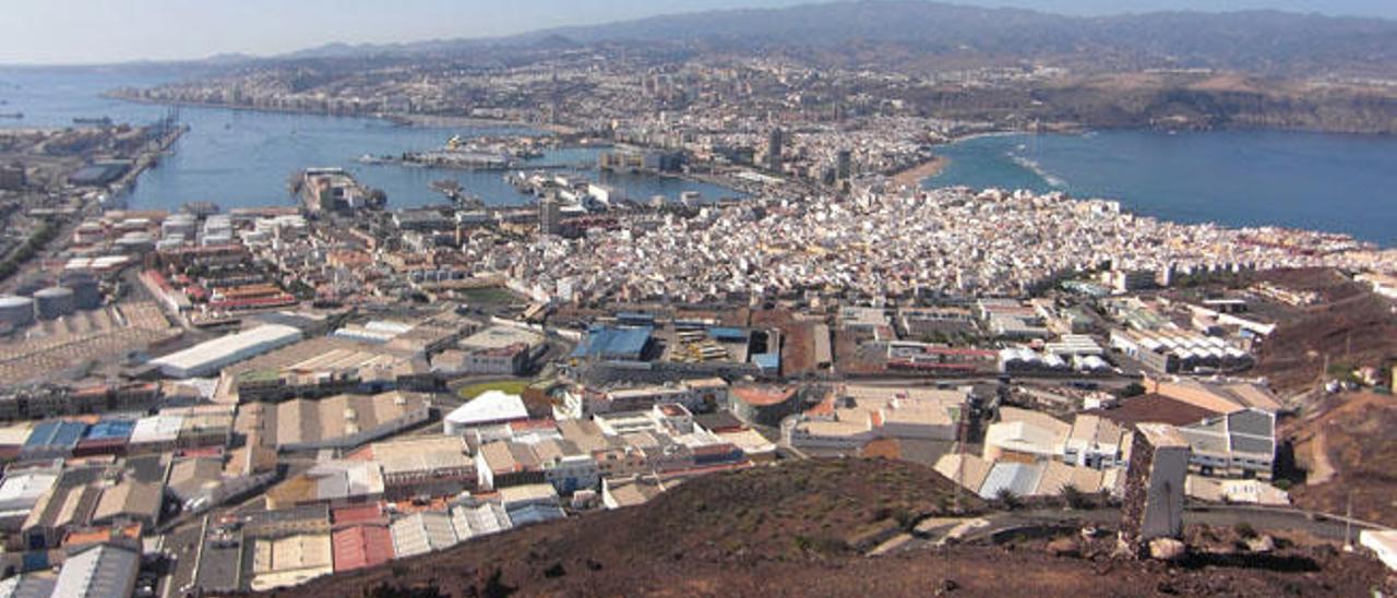 Vista aérea del istmo de Santa Catalina y La Isleta, al fondo