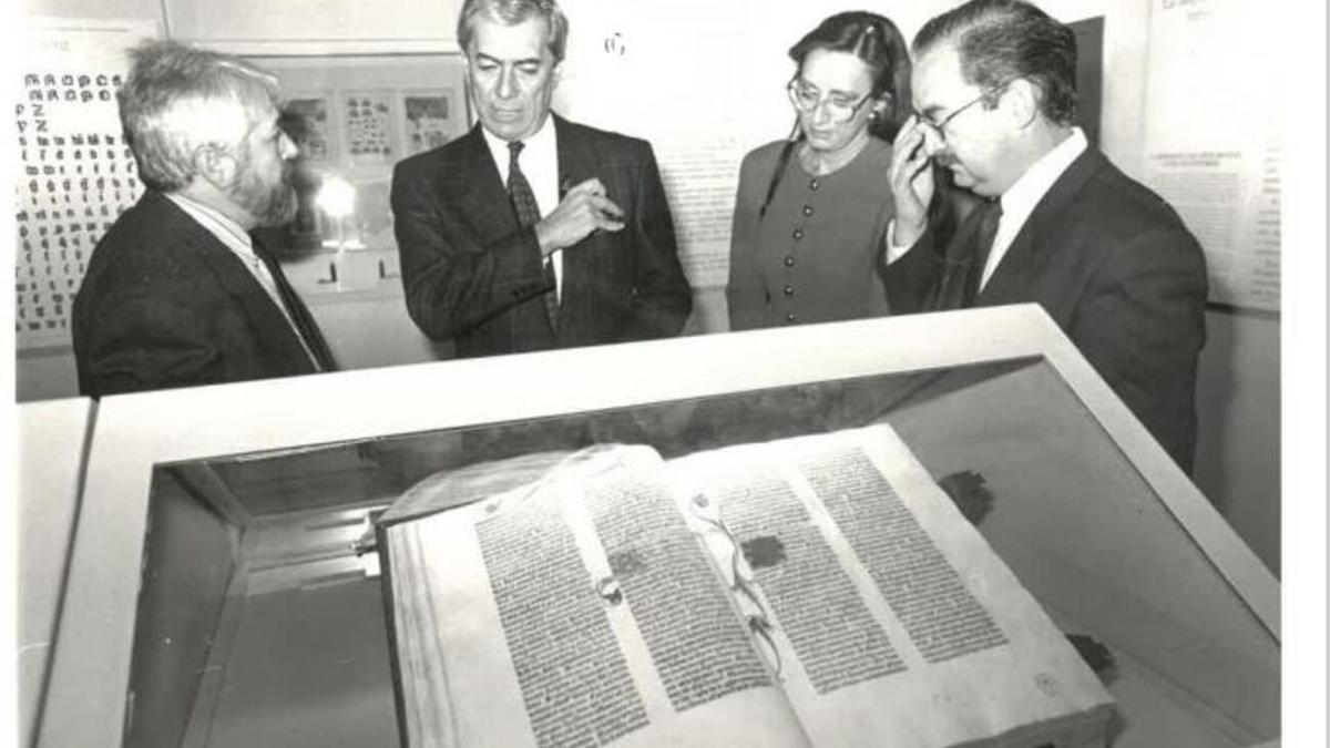 Vargas Llosa ante una de las primeras ediciones impresas del Tirant expuesta en València en 1990.