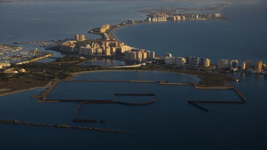 Panorámica en la que se aprecian las estructuras metálicas de lo que iba ser Puerto Mayor