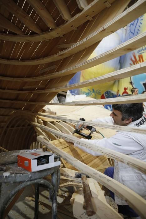 Las falleras mayores visitan los talleres de Ciudad Fallera