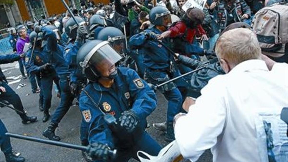 Carga policial contra manifestantes en las proximidades del Congreso, el pasado 25 de septiembre.