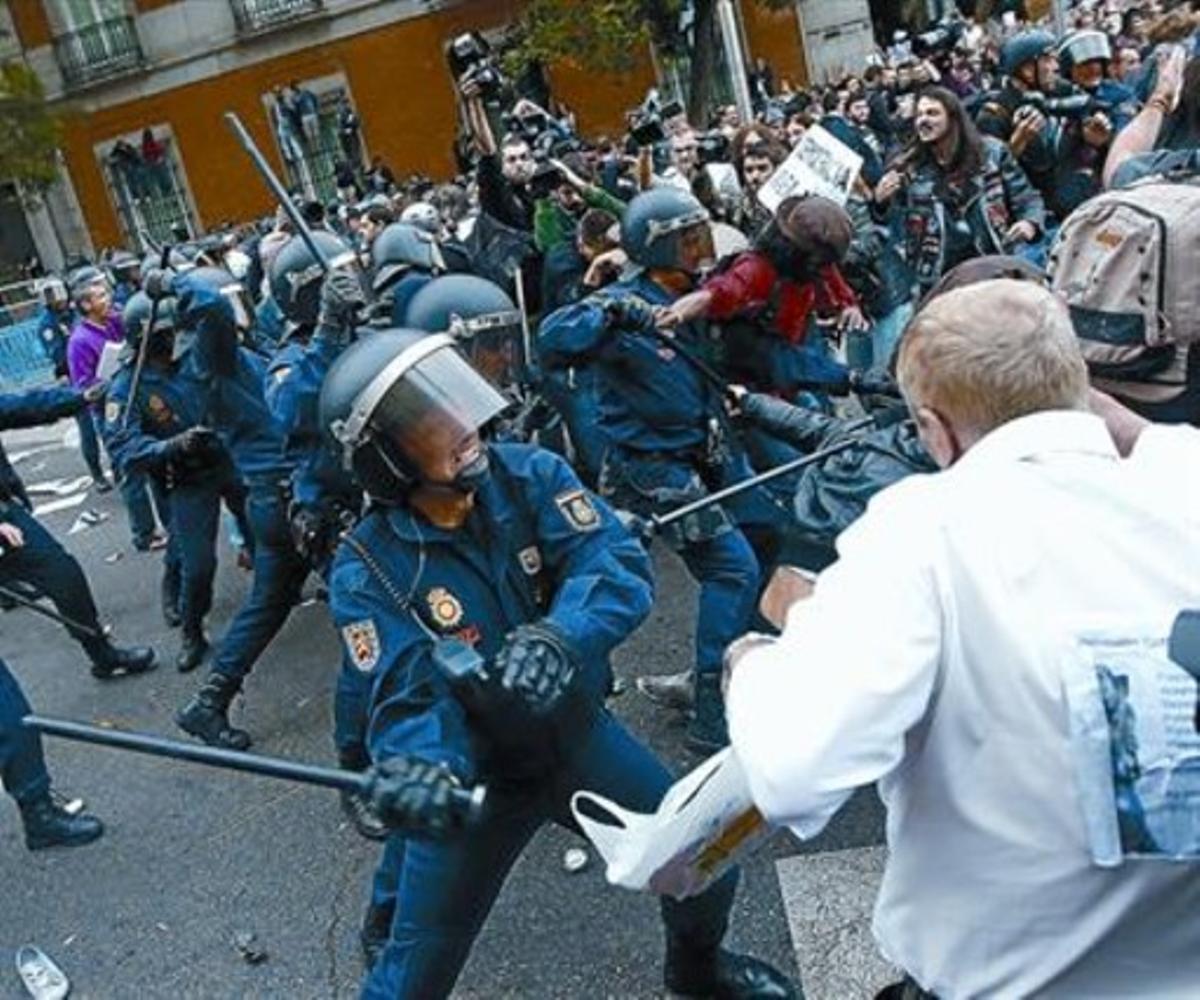 Carga policial contra manifestantes en las proximidades del Congreso, el pasado 25 de septiembre. Carga policial contra manifestantes en las proximidades del Congreso, el pasado 25 de septiembre.