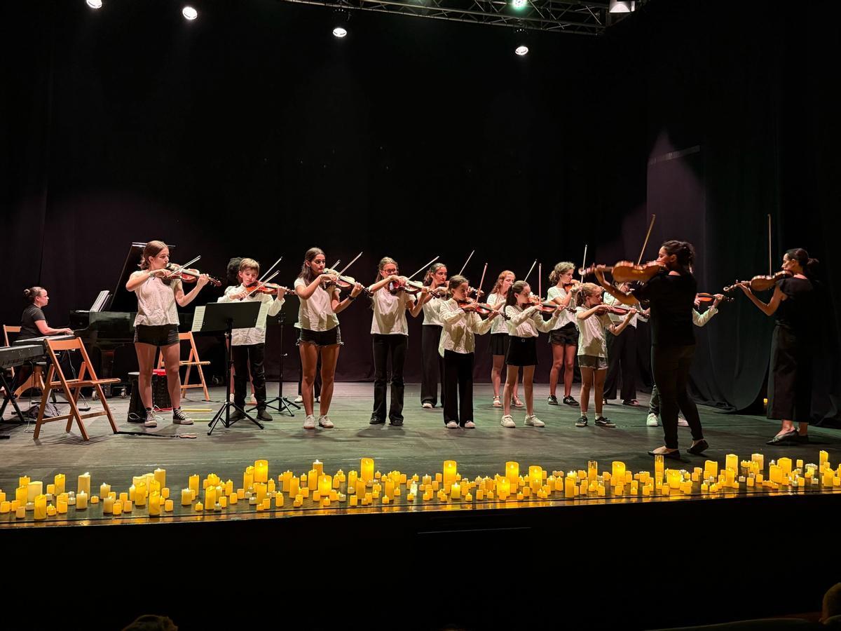 Alumnos de En Clave Método Suzuki en una presentación