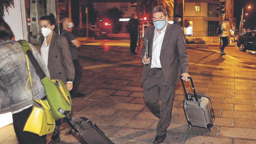 José Luis Escrivá (centro), ministro de Seguridad Social y Migraciones, anoche a su llegada al Hotel Silken Atlántida de Santa Cruz de Tenerife.