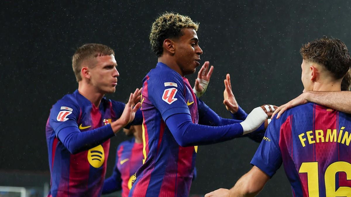 Lamine, Olmo y Fermín celebran un gol