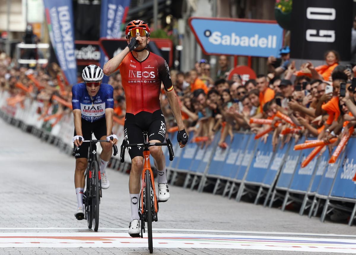 Carlos Rodríguez y Juan Ayuso, entrando en meta en la última etapa de la Itzulia