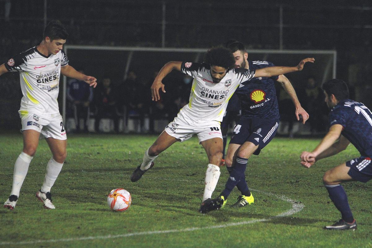 David Mitogo, en el centro, en un instante de un partido del Atlético Arnoia.