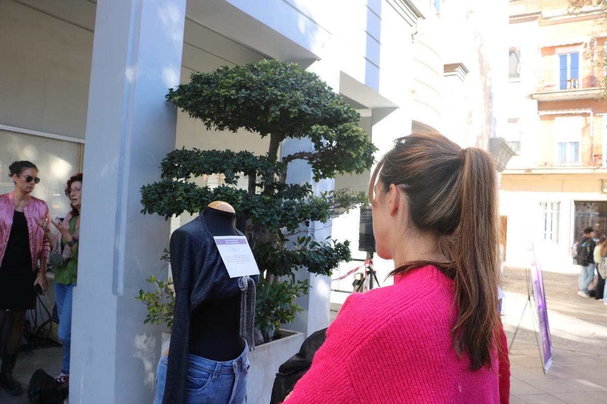 Exposición "¿Qué llevabas puesto? (cuando fuiste agredida sexualmente)" en Quart de Poblet