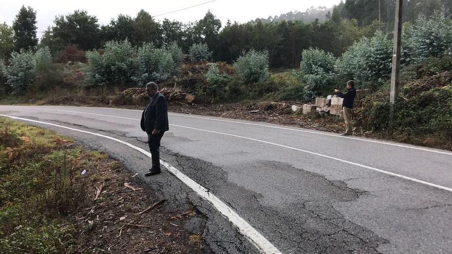 Visita del igniero y el jefe de Infraestructuras a Cangas.  // G.N.