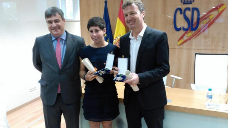 Carla Suárez con la medalla de bronce recibida junto a su entrenador, Xavier Budó (d) y el presidente del CSD, Miguel Cardenal (i)