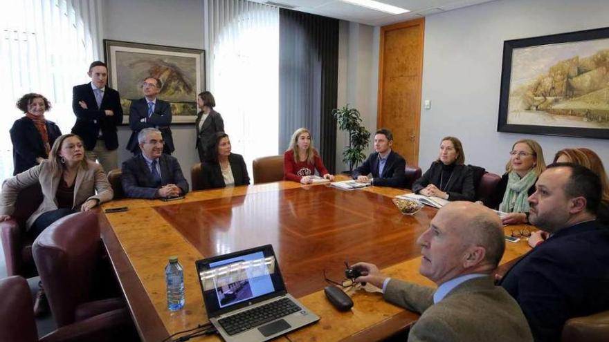 La ministra de Fomento, Ana Pastor /3ª d.), en el encuentro con representantes de Zona Franca. // FdV