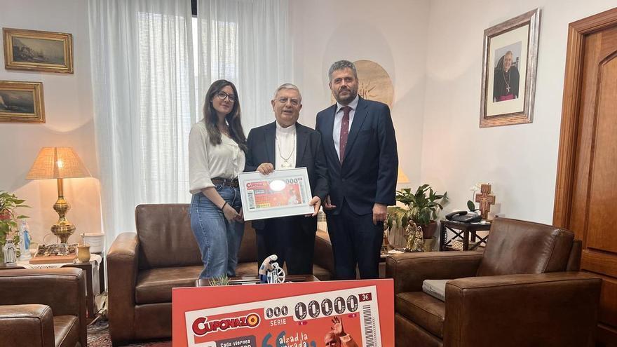El arzobispo de Mérida-Badajoz recibe el cupón de la ONCE dedicado al viaje del Papa León XIV a España