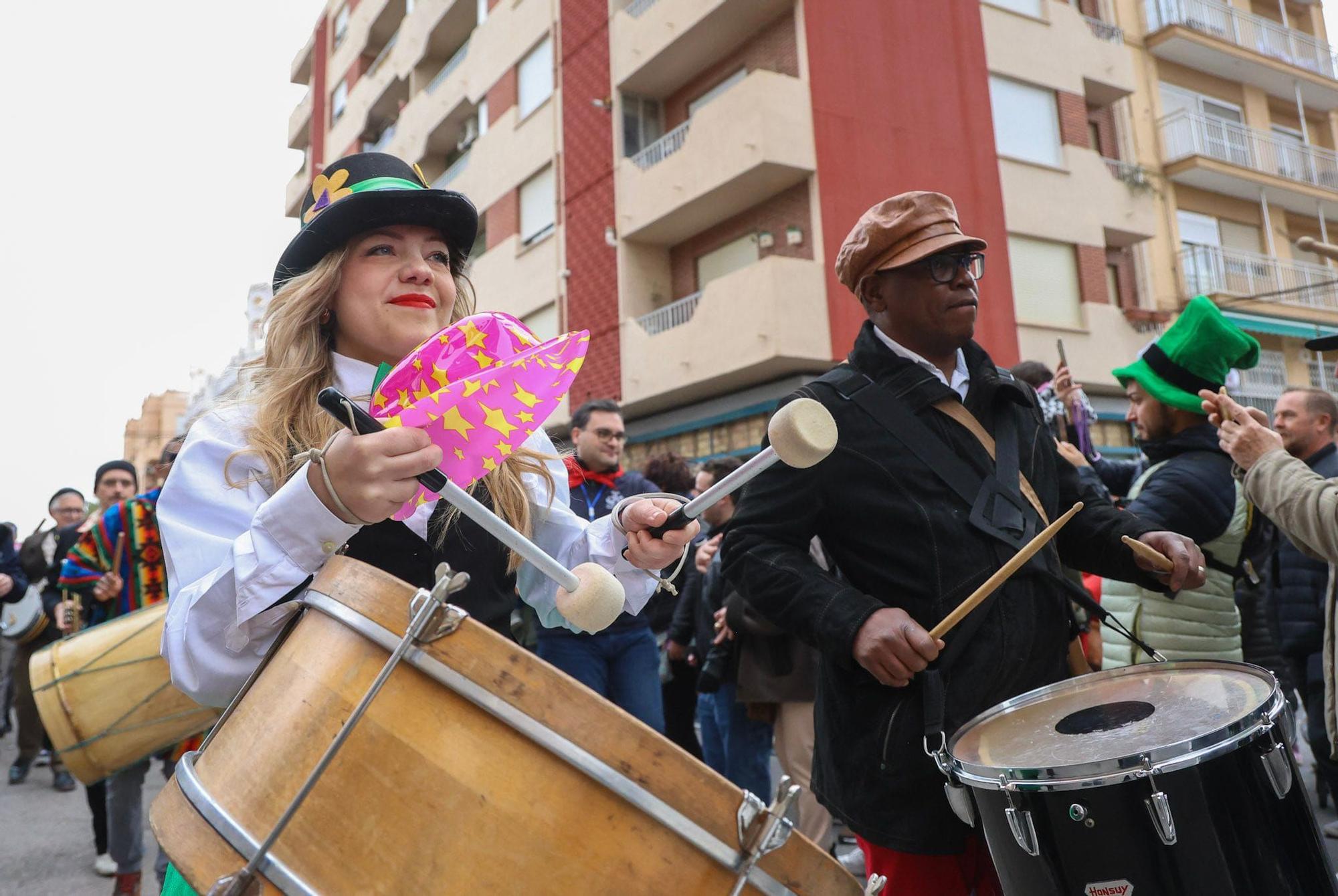 El Cabanyal se vuelca con el carnaval más americano con el 'Mardi Grass' de Nueva Orleans