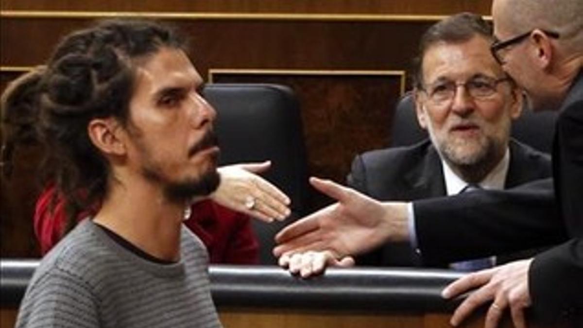 Mariano Rajoy contempla al diputado de Podemos Alberto Rodríguez, este miércoles en el Congreso.