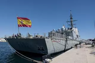 Puertas abiertas de la fragata de la Armada "Almirante Juan de Borbón" en el puerto de Alicante
