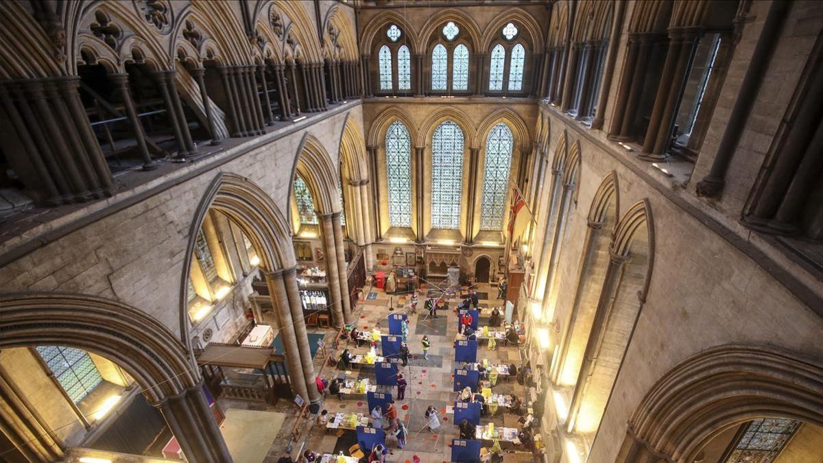 La catedral de Salisbury, Reino Unido, convertida en centro de vacunación anticovid.