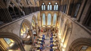 La catedral de Salisbury, Reino Unido, convertida en centro de vacunación anticovid.