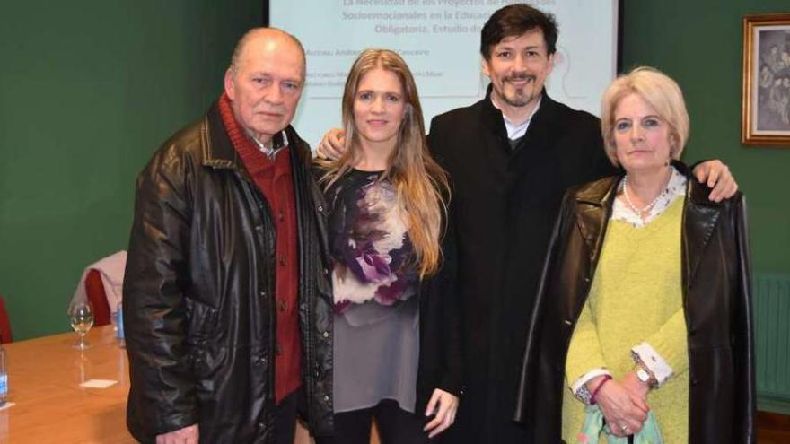 Andrea Valcárcel Couceiro, en la USC, el día en que defendió su tesis, entre sus padres y su marido.