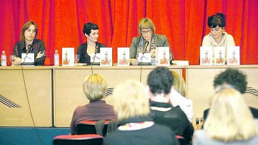 Raquel Celis, ayer, junto a la concejala de la Mujer, Paula Bartolomé, durante la lectura de los poemas en Avilés.