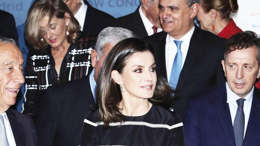 A la izquierda, doña Letizia. A la derecha, con el Rey Felipe VI. // Efe