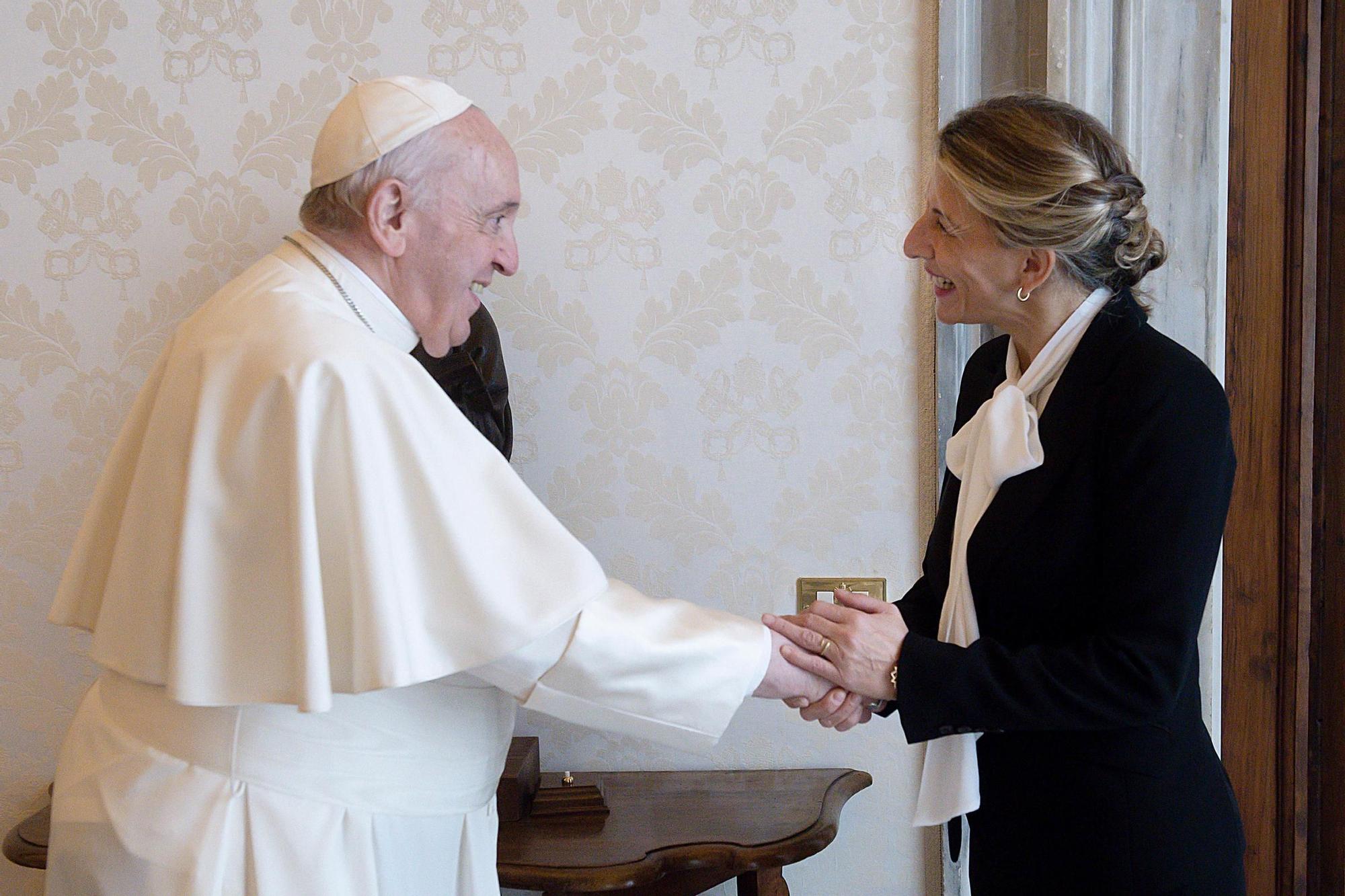 El Papa Francisco y Yolanda Díaz.