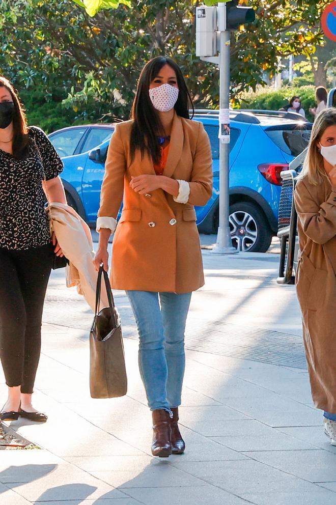 El look de Begoña Villacís para una jornada de elecciones: abrigo blazer, vaqueros y botines