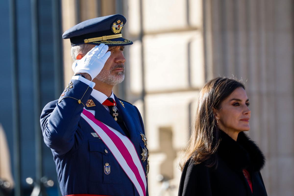 MADRID, 06/01/2023.- El rey Felipe VI, acompañado por la reina Letizia, preside la celebración de la Pascua Militar este viernes en la plaza de la Armería de Madrid, frente al Palacio Real. EFE/ Chema Moya / POOL