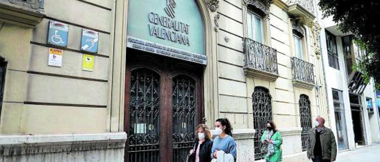 Transeúntes pasan junto al edificio de la calle Colón de València que Igualdad va a reformar. | MIGUEL A. MONTESINOS