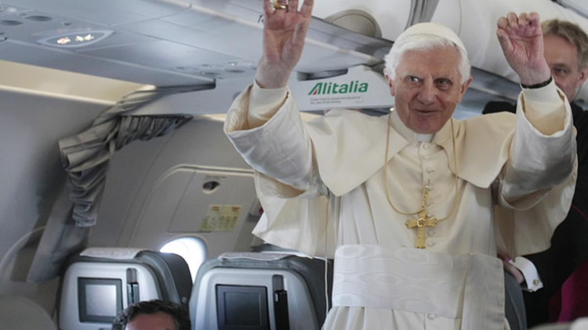 El Papa, en el interior del avión camino de Edimburgo, hoy.