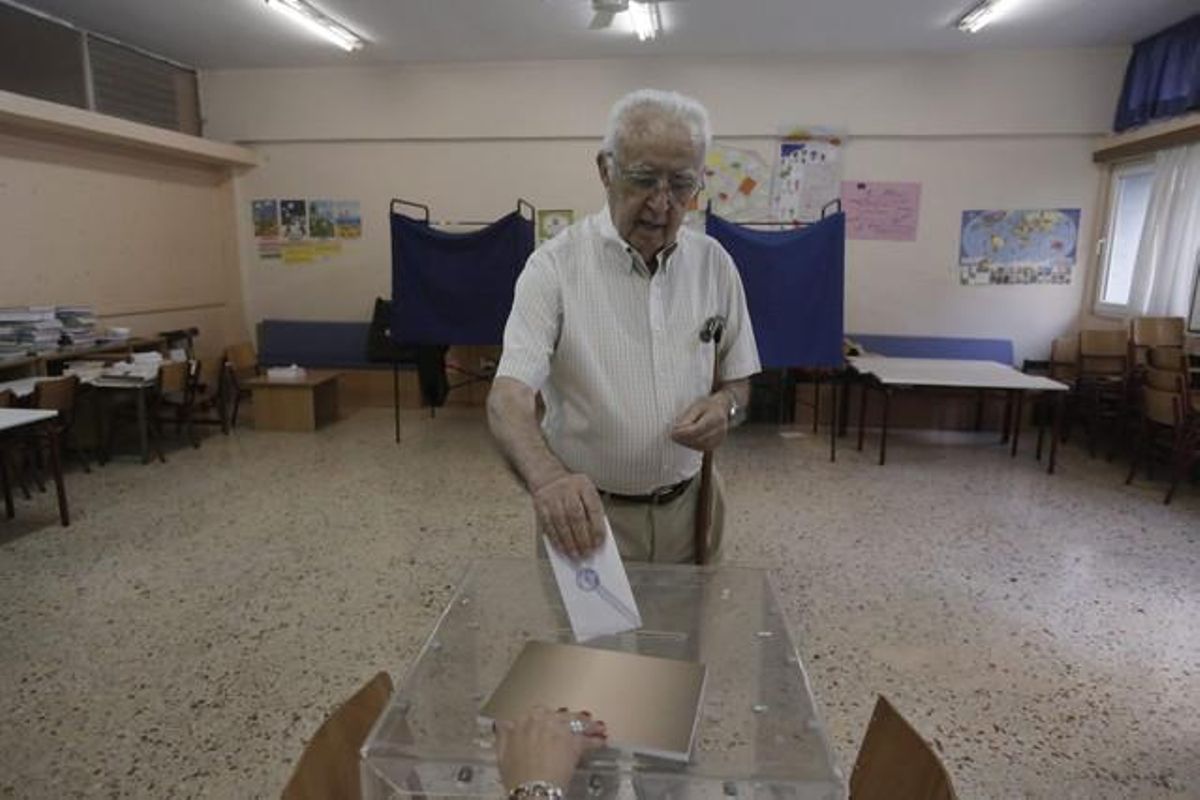 Un home diposita el seu vot en un col·legi electoral d’Atenes.