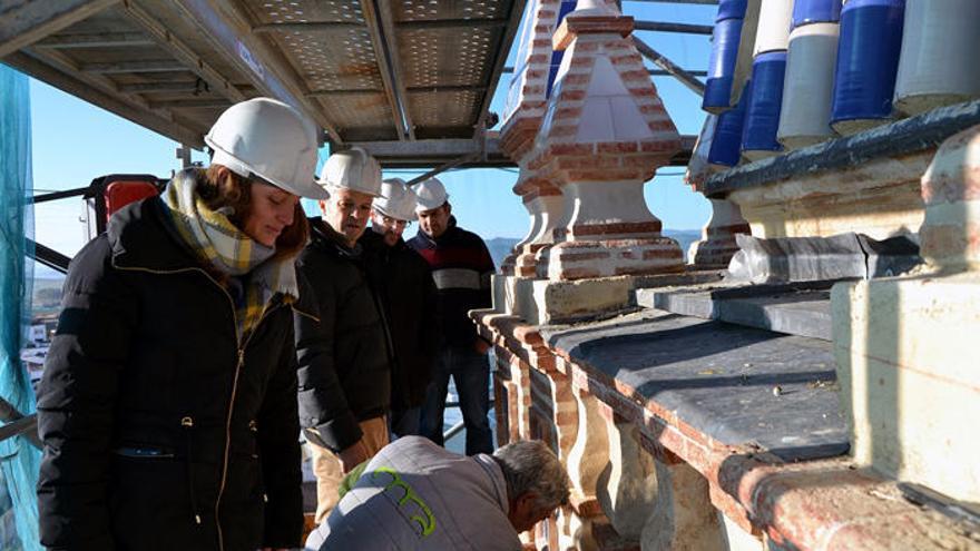 Los responsables municipales visitan el desarrollo de las obras en la iglesia.