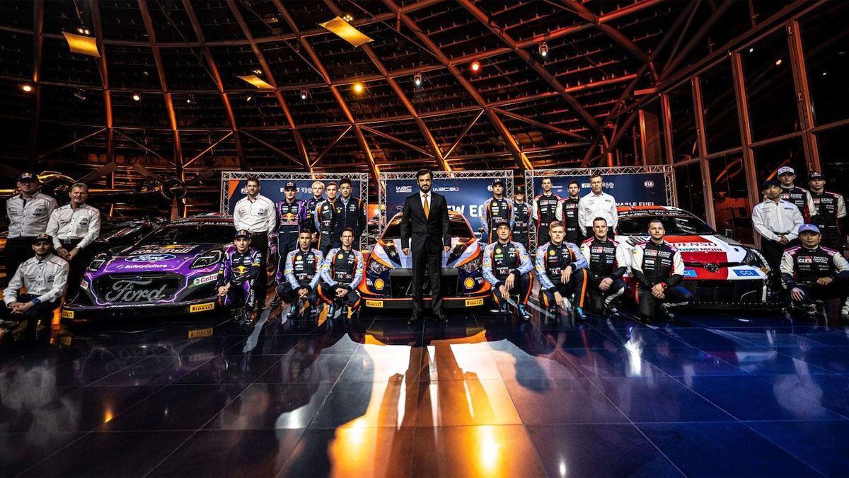 El presidente de la FIA, Ben Sulayem, con los equipos del WRC